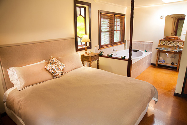 Fleurbaix Cottage - Deluxe King Size bed and Spa at Ashwood Cottages